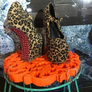 Women’s Size 6 Leopard Print Pumps